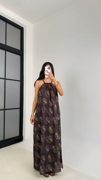 Acı Kahve Halter Yaka Gold Desenli Cep Detaylı Astarlı Keten Elbise GAUS-0052GAUSELBİSEGAUS-0052