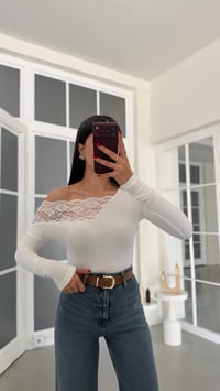 Ekru Yaka Dantel Detaylı Drapeli Bluz GAUS-02250GAUSالبلوزات GAUS-02250
