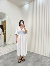 Beyaz V Yaka Beli Mavi İşlemeli Yırtmaçlı Keten Elbise Gaus00297GausELBİSEGU1001683