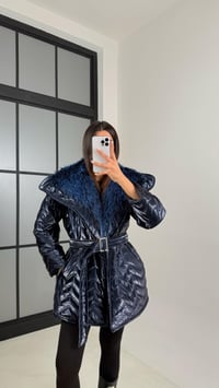 Lacivert Yaka Kürk Detaylı Kuşaklı Parlak Şişme Mont GAUS-00458GAUS الجواكيت GAUS-00458