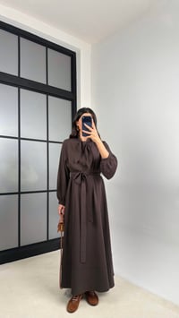 Acı Kahve Fular Detaylı Kuşaklı İthal Kumaş Maxi Boy Elbise GAUS-01155GAUSELBİSEGAUS-01155
