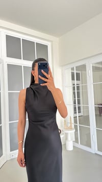 Siyah Degaje Yaka Saten Elbise GAUS-01762GAUSELBİSEGAUS-01762