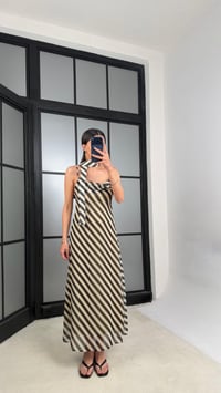 Siyah Şeritli Ayarlanabilir Askılı Fularlı Astarlı Tasarım Elbise GAUS-01469GAUSELBİSEGAUS-01469