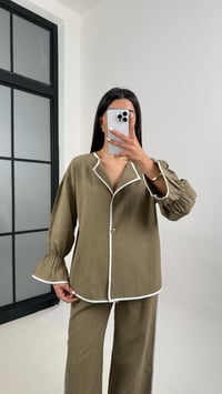 Haki Beyaz Şerit Detaylı Önü Düğmeli Üst Beli Lastikli Pantolon İkili Keten Takım Gaus00365GausTAKIMGU1001848