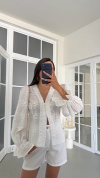 Beyaz Nakışlı Balon Kol Premium Gömlek GAUS-01773GAUSGÖMLEKGAUS-01773