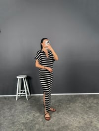 Jolanka Siyah Çizgili Yırtmaçlı Uzun ElbiseGausELBİSEGU008204