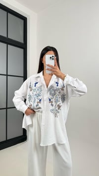 Beyaz Çiçek Nakışlı Pullu Gömlek Gaus00357GausGÖMLEKGU1001827