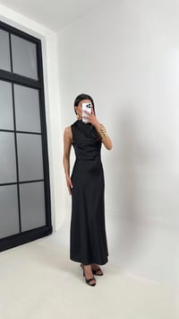 Siyah Yaka Drapeli Saten Elbise Gaus00364GausELBİSEGU1001843