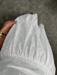 Olea Sırttan Fiyonk Bağlamalı Kare Yaka Güpürlü Beyaz ElbiseGausELBİSEGU008539