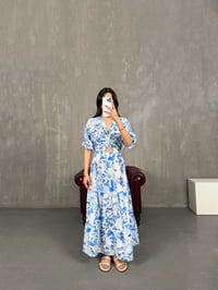 Beyaz V Yaka Mavi Çiçek Desenli Beli Lastikli Keten Elbise Gaus00266GausELBİSEGU1001613