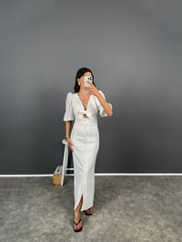 Bouts Beyaz Astarlı Yakası Bağlamalı Keten ElbiseGausELBİSEGU008362