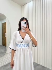 Beyaz V Yaka Beli Mavi İşlemeli Yırtmaçlı Keten Elbise Gaus00297GausELBİSEGU1001683
