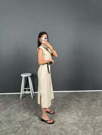 Keten Siyah Kemerli Yandan Yırtmaçlı Elbise GausELBİSEGU008160