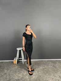 Antrasit Desenli Fitilli Yandan Yırtmaçlı Uzun ElbiseGausELBİSEGU008635