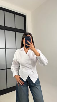 Beyaz Asimetrik Kesim Poplin Gömlek GAUS-00623GAUSGÖMLEKGAUS-00623