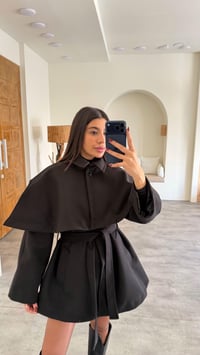 Siyah Pelerin Detaylı Kuşaklı Astarlı Kaban GAUS-00727GAUSKABANGAUS-00727