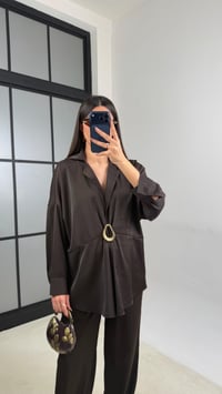Acı Kahve Gold Tokalı Gömlek Beli Lastikli Pantolon Saten Takım GAUS-01116GAUSTAKIMGAUS-01116