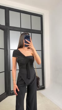Siyah Asimetrik Bağlama Detaylı Bluz Beli Lastikli Pantolon Sandy Kumaş Takım GAUS-01509GAUSSuitsGAUS-01509
