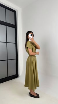 Haki Beli Lastikli Önden Fermuarlı Yırtmaçlı Tencel Elbise Gaus00551GausELBİSEGU1002284