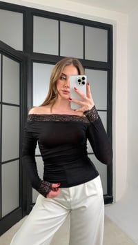 Siyah Dantel Yaka Detaylı Düşük Omuz Kaşmir Dokulu Bluz GAUS-01249GAUSالبلوزات GAUS-01249