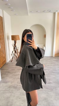 Antrasit Pelerin Detaylı Kuşaklı Astarlı Kaban GAUS-00727GAUSKABANGAUS-00727