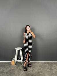 Joyo Siyah Beyaz Çizgili Sırt Dekolteli Sıfır Kol Triko Polo Yaka ElbiseGausELBİSEGU008855