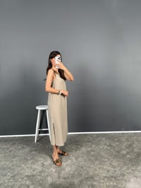North Bej Askılı Sıfır Kol Yırtmaçlı Uzun Keten ElbiseGausELBİSEGU008699
