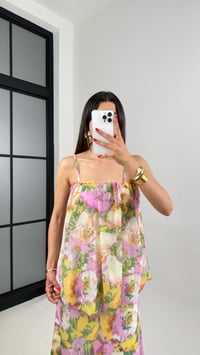 Pembe Çiçek Desenli Ayarlanabilir Askılı Astarlı Katlı Şifon Elbise Gaus00469GausELBİSEGU1002100