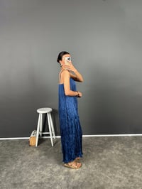 MD Mavi Askılı Kırışık Uzun Astarlı ElbiseGausELBİSEGU008648