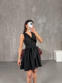 Siyah V Yaka Kuşaklı Volanlı Elbise Gaus00137GausELBİSEGU1001312