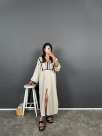 ZR Model Beyaz Çizgili Nakışlı Kaftan Model Yırtmaçlı ElbiseGausELBİSEGU008867
