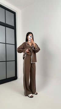 Kahve Beyaz Şerit Detaylı Önü Düğmeli Üst Beli Lastikli Pantolon İkili Keten Takım Gaus00365GausTAKIMGU1001845