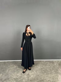Vanni Siyah Boyundan Bağlamalı Önü Düğmeli Kuşaklı Uzun Vintage ElbiseGausELBİSEGU008704