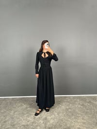 Vanni Siyah Boyundan Bağlamalı Önü Düğmeli Kuşaklı Uzun Vintage ElbiseGausELBİSEGU008704