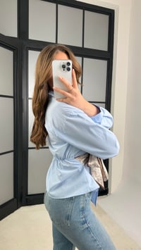 Mavi Bel Bağlama Detaylı Fularlı Tasarım Gömlek GAUS-01173GAUSGÖMLEKGAUS-01173