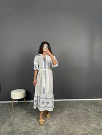 Chu Beyaz İşlemeli Kemerli Keten Elbise GausELBİSEGU008449