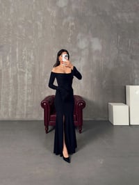 Tabita Siyah Kayık Yaka Yırtmaçlı Tasarım ElbiseGausELBİSEGU00904254