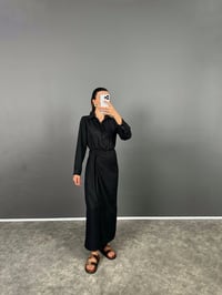 Mari Siyah Düğmeli Yandan Bağlamalı Uzun ElbiseGausELBİSEGU008658