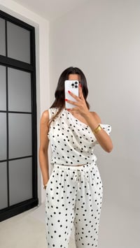Beyaz Puantiyeli Asimetrik Kesim Bluz Beli Lastikli Pantolon Saten Takım GAUS-007GAUSTAKIMGAUS-007
