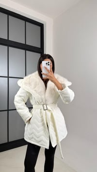 Beyaz Yaka Kürk Detaylı Kuşaklı Parlak Şişme Mont GAUS-00458GAUS الجواكيت GAUS-00458
