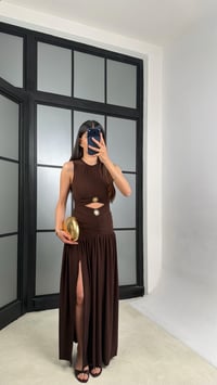 Acı Kahve Gold Toka Detaylı Yırtmaçlı Premium Elbise GAUS-01530GAUSELBİSEGAUS-01530
