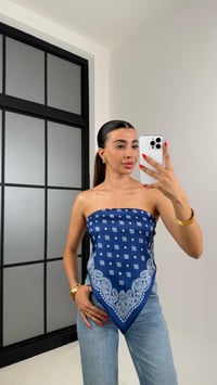 Mavi Desenli Sırt Bağlamalı Saten Bluz GAUS-0047GAUSBLUZGAUS-0047