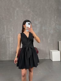 Siyah V Yaka Kuşaklı Volanlı Elbise Gaus00137GausELBİSEGU1001312
