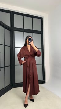 Kahve Kuşaklı Yırtmaçlı Premium Saten Elbise GAUS-01240GAUSELBİSEGAUS-01240