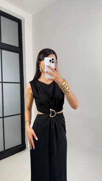 Siyah Yan Dekolteli Gold Toka Detaylı Yırtmaçlı Elbise Gaus00434GausELBİSEGU1002008