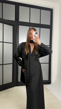 Siyah Şal Detaylı Tasarım Saten Elbise GAUS-01166GAUSELBİSEGAUS-01166