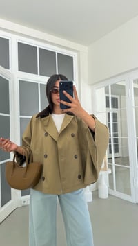 Haki Kadife Yaka Astarlı Pelerin Trençkot GAUS-01907GAUSمعاطف الترنشكوت GAUS-01907