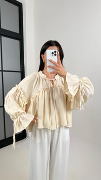 Taş Önü Bağlamalı Fırfırlı İthal Kumaş Bluz Gaus00395GausBLUZGU1001926