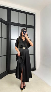Siyah Gold Toka Detaylı Kuşaklı Saten Elbise GAUS-01281GAUSELBİSEGAUS-01281