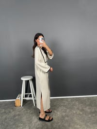 ZR Model Beyaz Çizgili Nakışlı Kaftan Model Yırtmaçlı ElbiseGausELBİSEGU008867